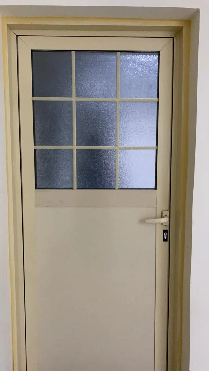 ورشة لحام وحدادة أبواب ألمنيوم في حي العزيزية