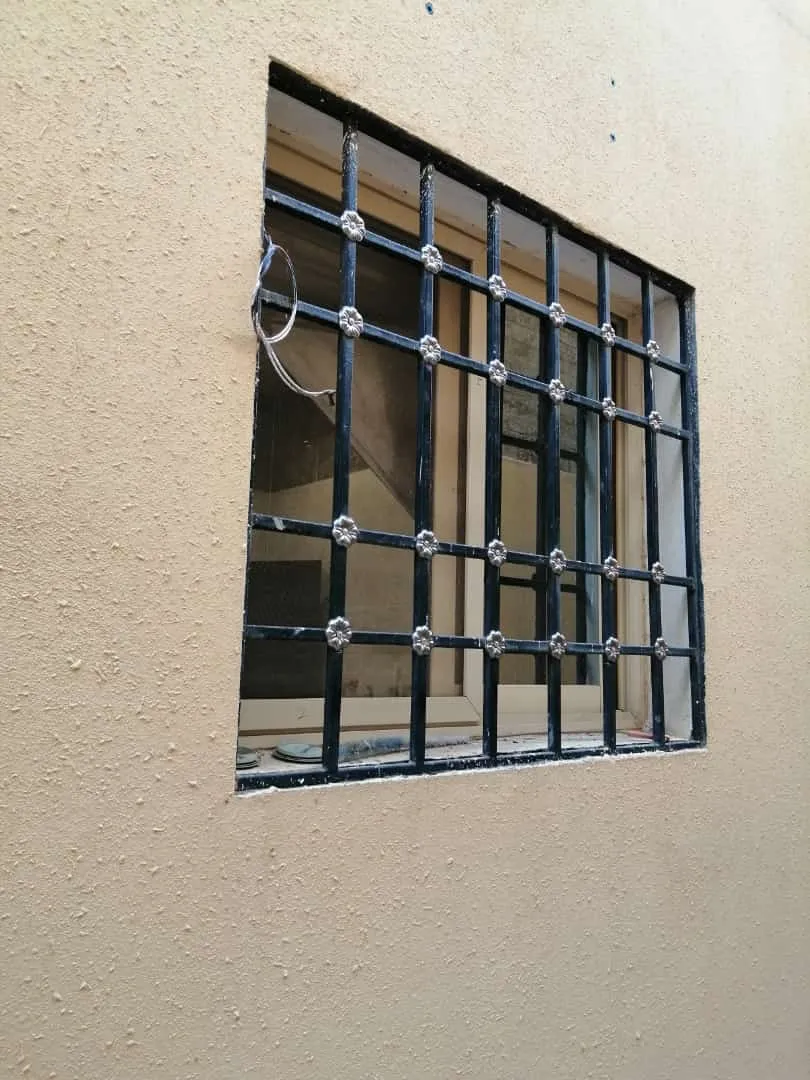 أفضل حداد متخصص في الشبابيك نركيب حماية حديد في حي عرقة