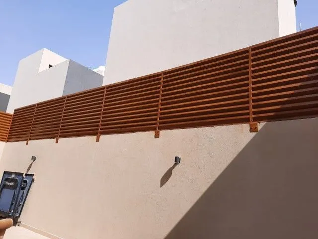تصاميم سواتر خشب مودرن تناسب أسوار الفلل الرياض