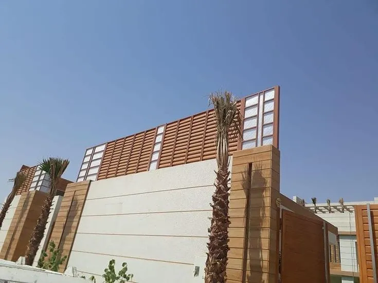 تصاميم سواتر خشب مودرن تناسب أسوار الفلل الرياض