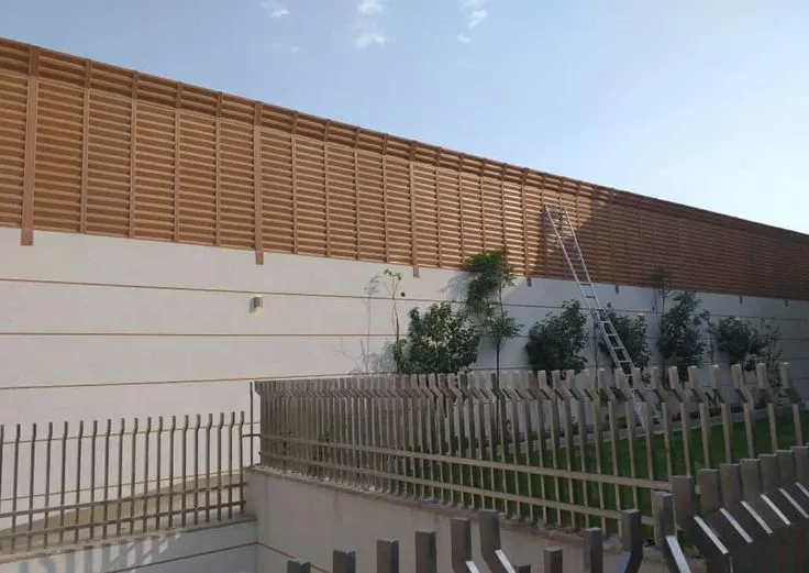 تصاميم سواتر خشب مودرن تناسب أسوار الفلل الرياض