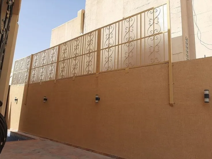   ساتر حديد في أحياء شمال الرياض مع خدمة تركيب
