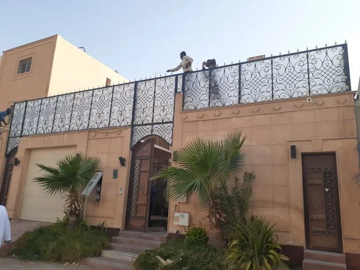   ساتر حديد في أحياء شمال الرياض مع خدمة تركيب