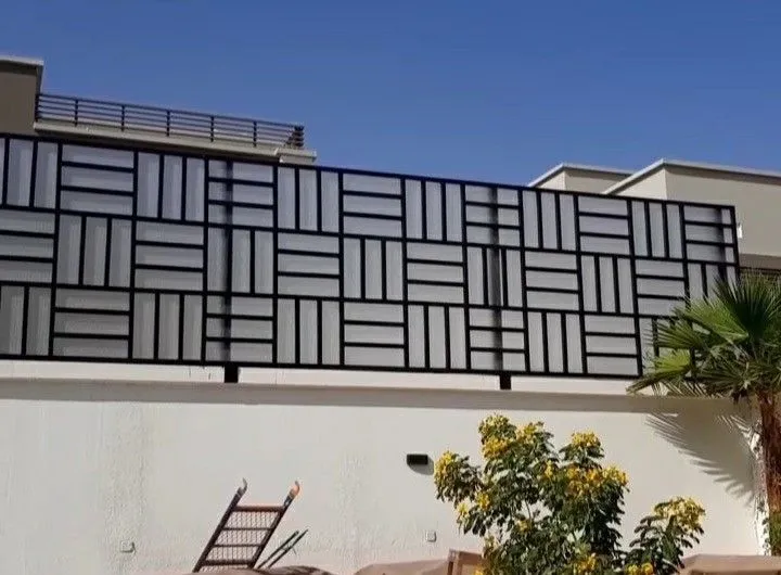   ساتر حديد في أحياء شمال الرياض مع خدمة تركيب